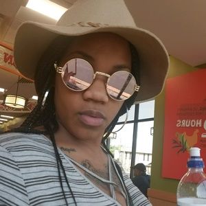 Meet your Posher, Shelby